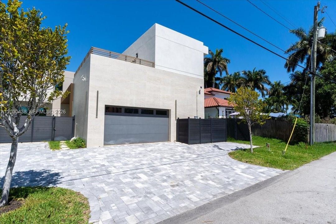 For Sale: $3,399,999 (5 beds, 5 baths, 3217 Square Feet)