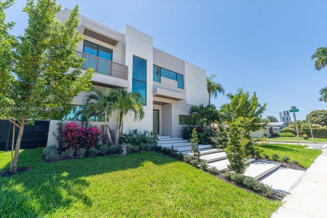 For Sale: $3,399,999 (5 beds, 5 baths, 3217 Square Feet)