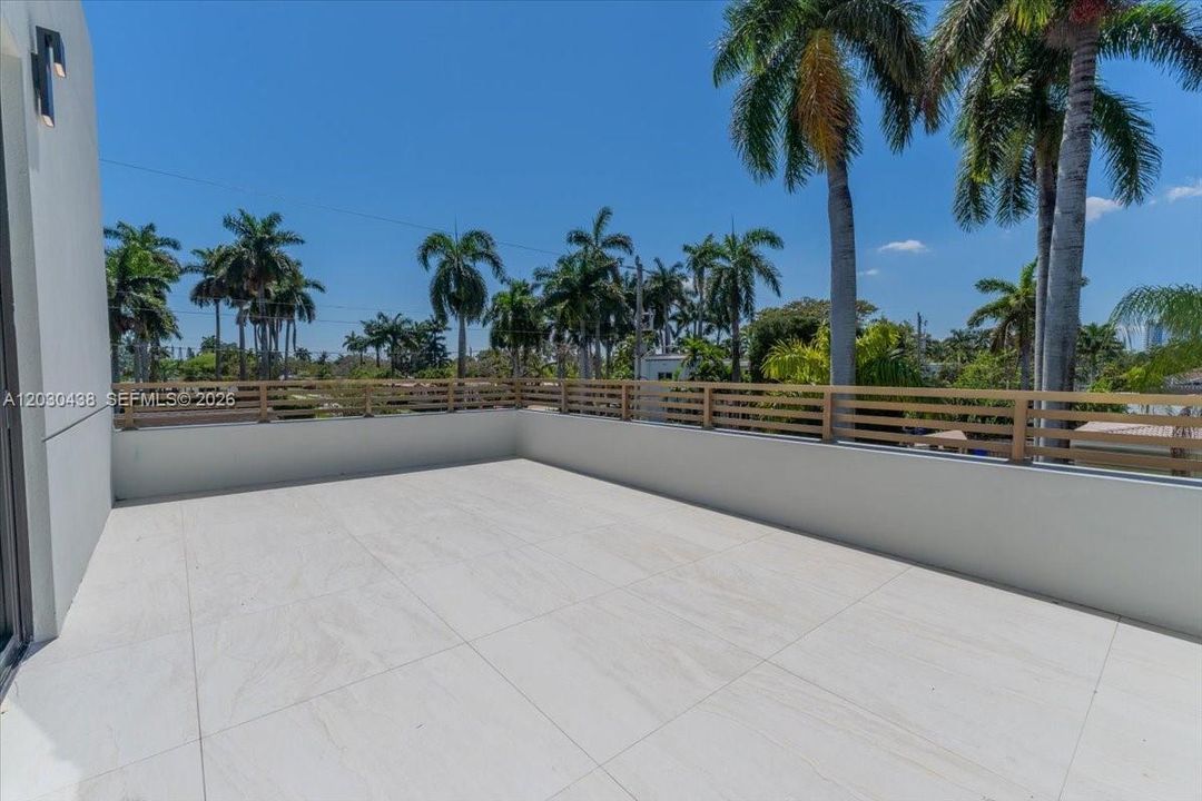 For Sale: $3,399,999 (5 beds, 5 baths, 3217 Square Feet)