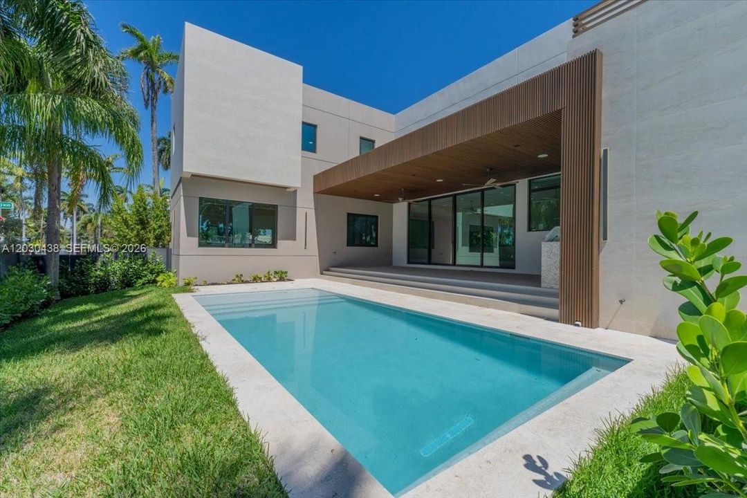 For Sale: $3,399,999 (5 beds, 5 baths, 3217 Square Feet)