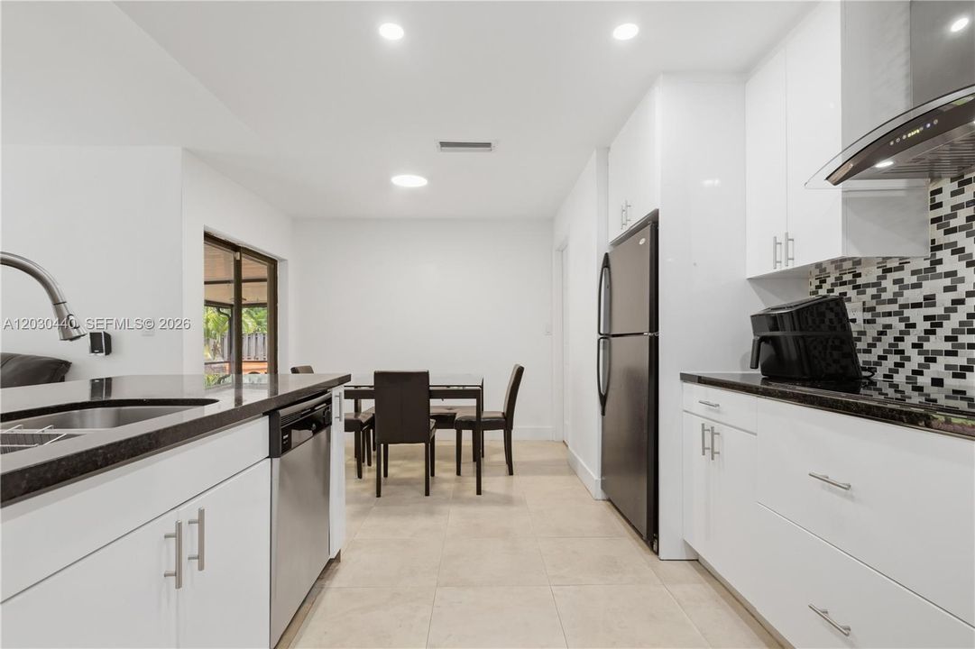 В аренду: $3,900 (3 спален, 2 ванн, 1856 Квадратных фут)