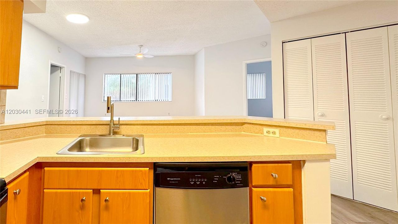 For Sale: $245,000 (2 beds, 2 baths, 858 Square Feet)