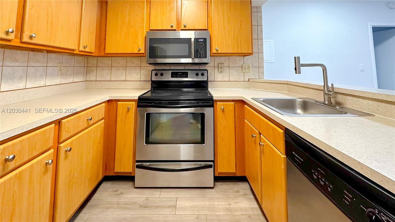 For Sale: $245,000 (2 beds, 2 baths, 858 Square Feet)