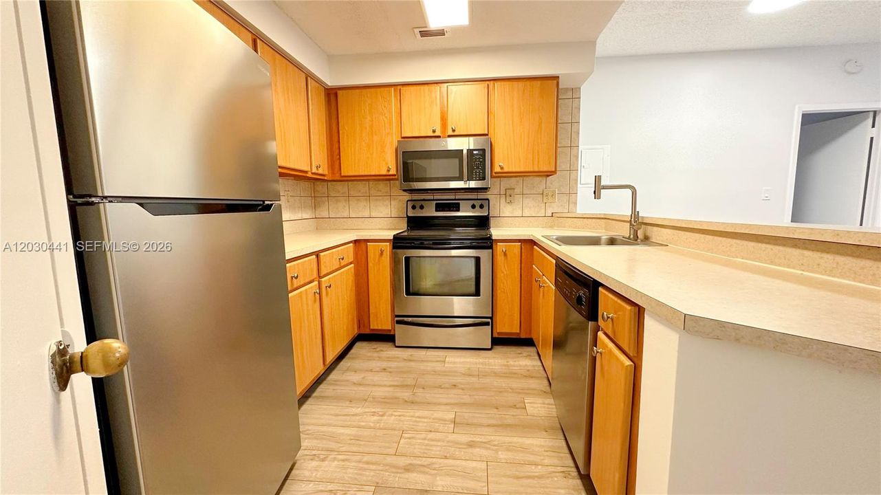 For Sale: $245,000 (2 beds, 2 baths, 858 Square Feet)