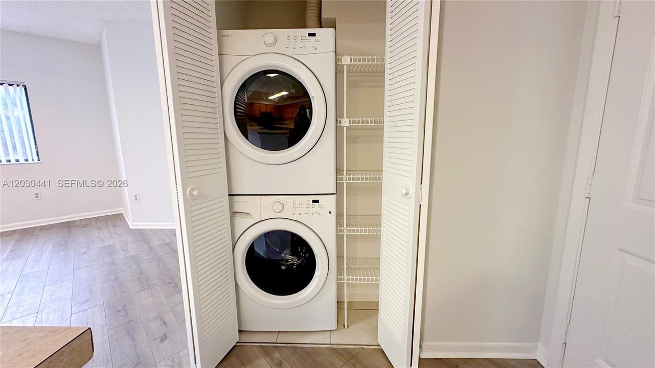 For Sale: $245,000 (2 beds, 2 baths, 858 Square Feet)