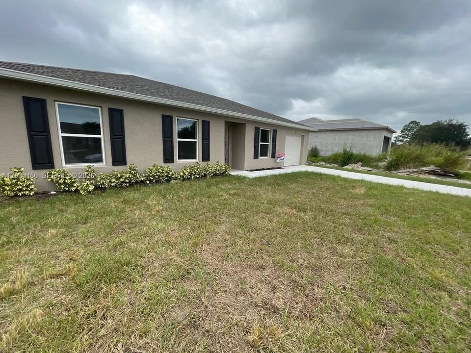 For Rent: $1,900 (3 beds, 2 baths, 1200 Square Feet)