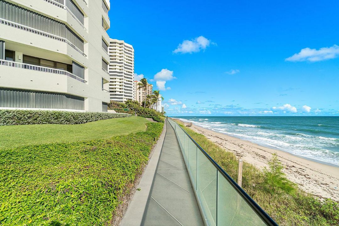 Walkway along seawall