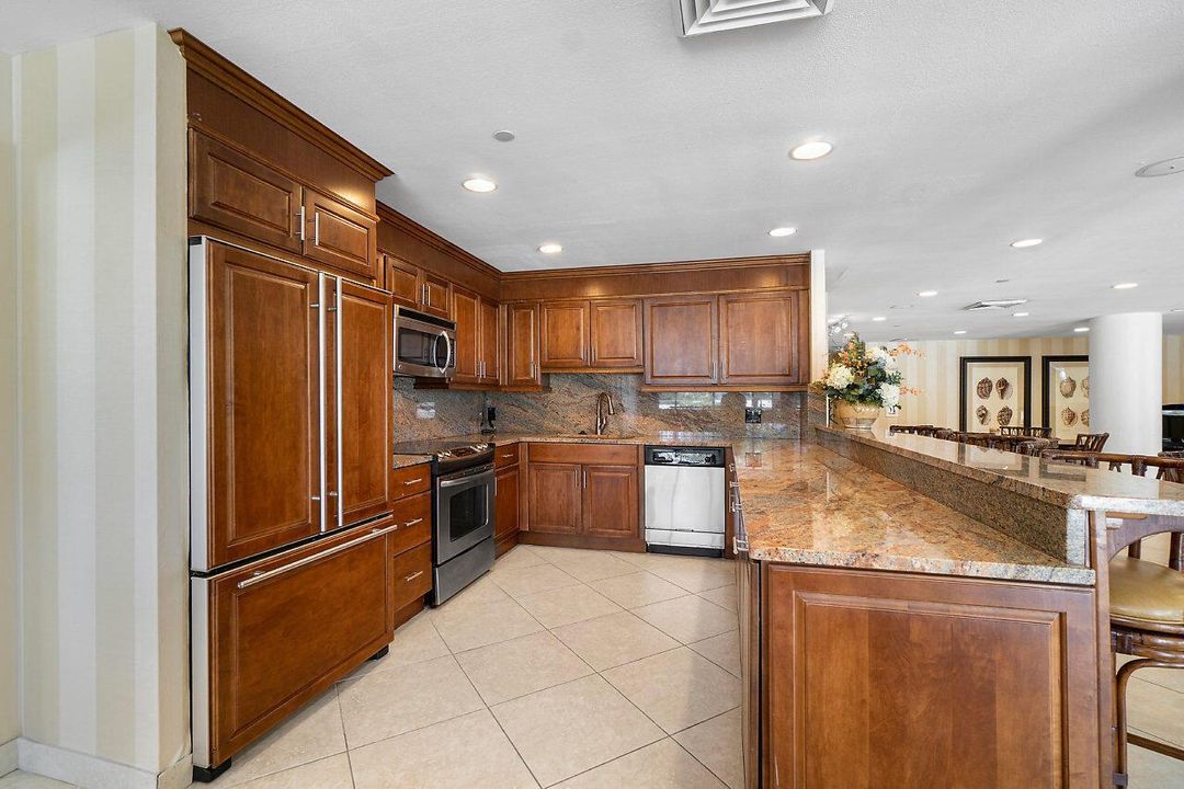 Common area full kitchen