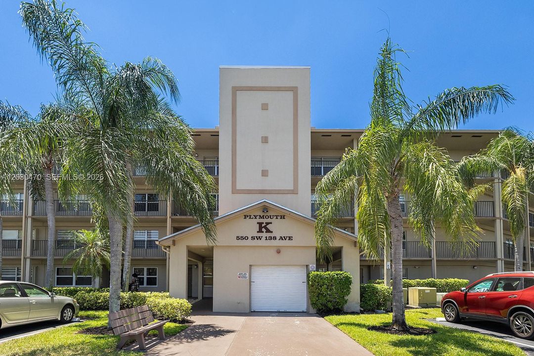 For Rent: $2,400 (2 beds, 2 baths, 1207 Square Feet)