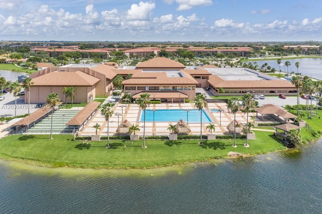 For Rent: $2,400 (2 beds, 2 baths, 1207 Square Feet)