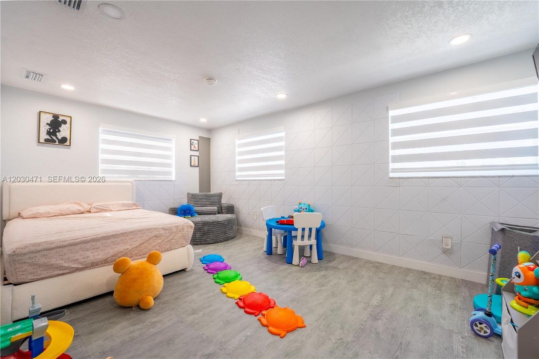 For Sale: $745,900 (4 beds, 1 baths, 1920 Square Feet)