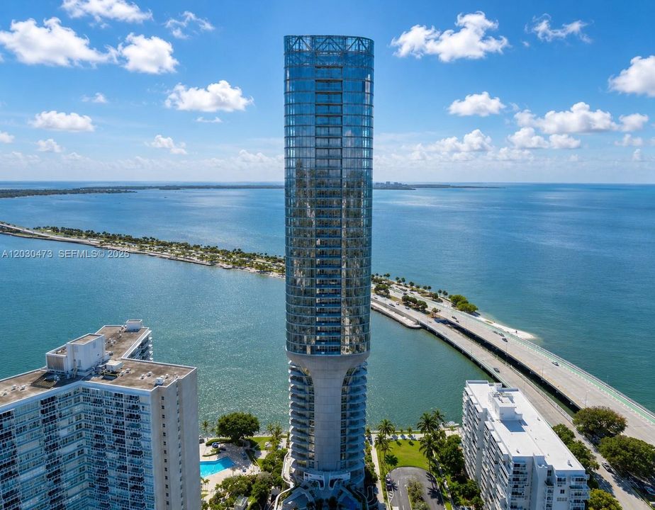For Sale: $2,240,000 (2 beds, 2 baths, 1179 Square Feet)