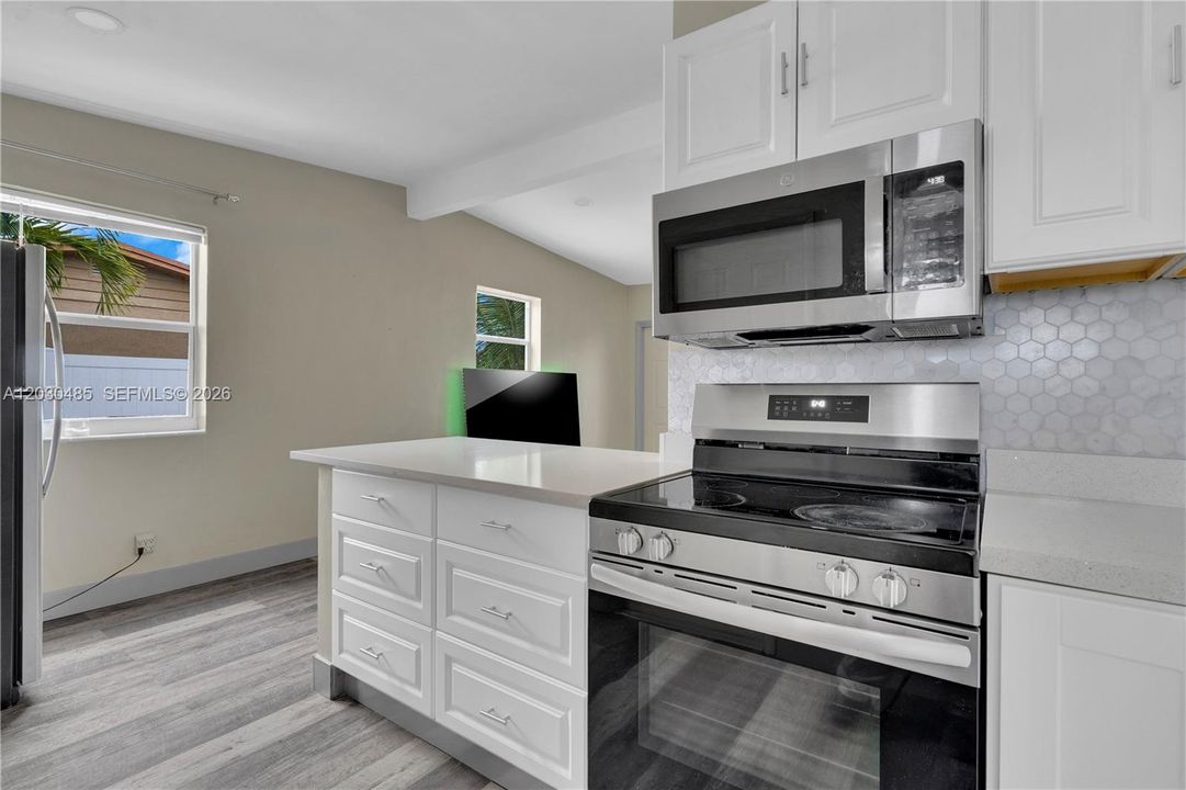 For Sale: $475,000 (3 beds, 1 baths, 851 Square Feet)