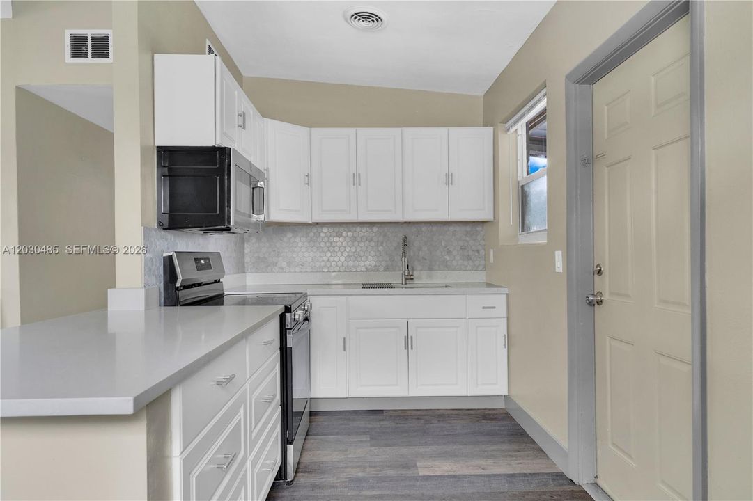 For Sale: $475,000 (3 beds, 1 baths, 851 Square Feet)