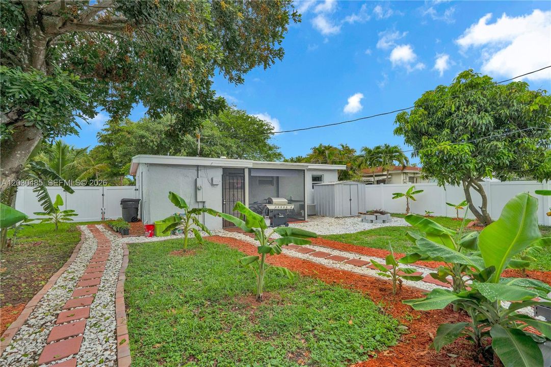 For Sale: $475,000 (3 beds, 1 baths, 851 Square Feet)