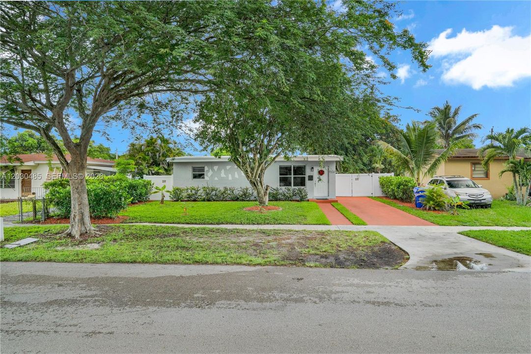 For Sale: $475,000 (3 beds, 1 baths, 851 Square Feet)