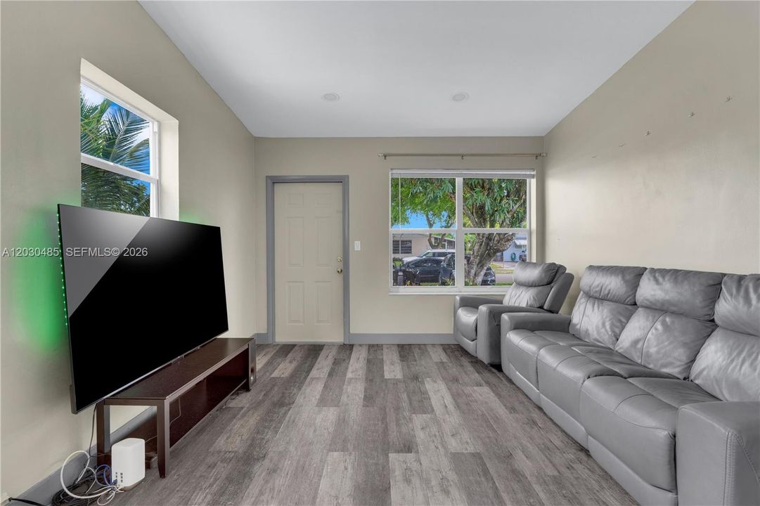 For Sale: $475,000 (3 beds, 1 baths, 851 Square Feet)