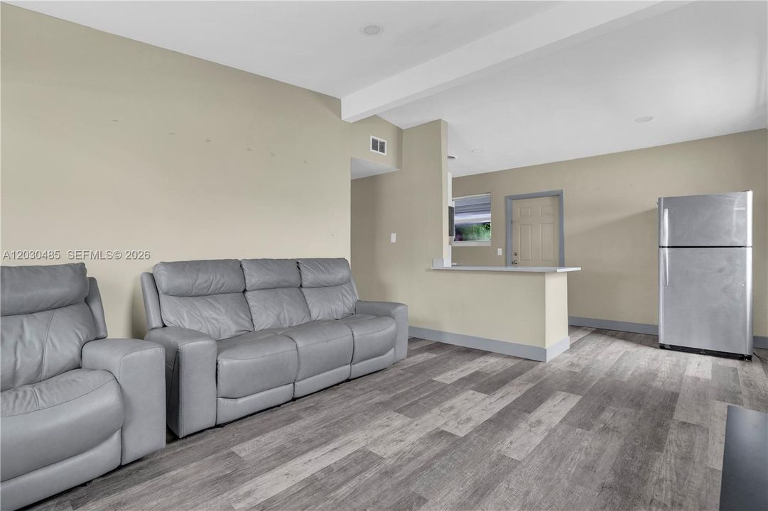 For Sale: $475,000 (3 beds, 1 baths, 851 Square Feet)