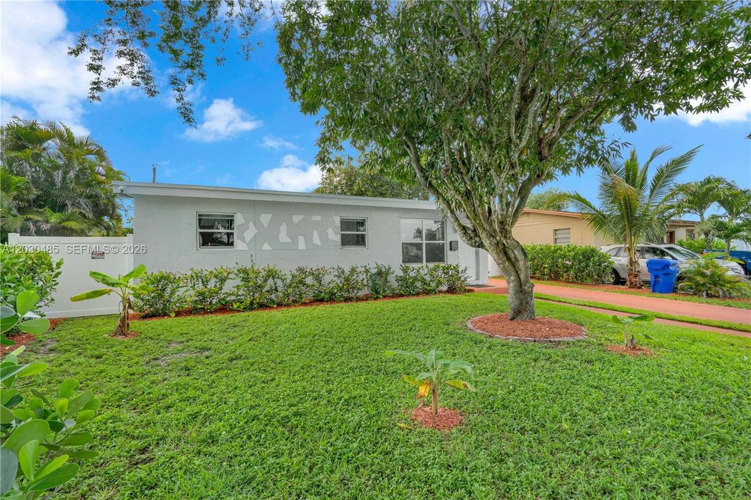 For Sale: $475,000 (3 beds, 1 baths, 851 Square Feet)