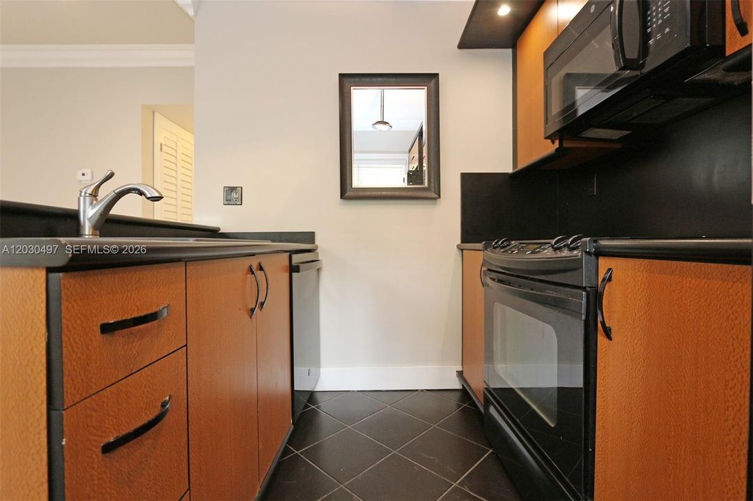 For Rent: $2,650 (2 beds, 1 baths, 700 Square Feet)