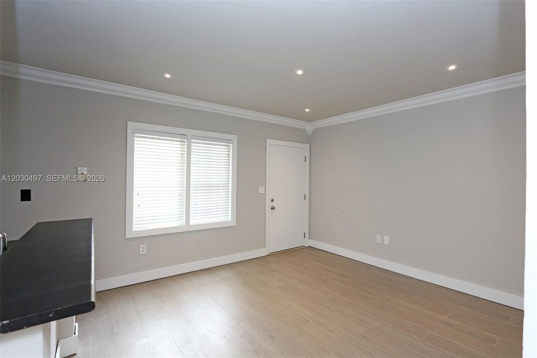 For Rent: $2,650 (2 beds, 1 baths, 700 Square Feet)