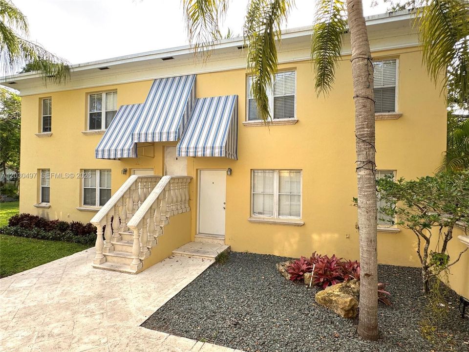 For Rent: $2,650 (2 beds, 1 baths, 700 Square Feet)