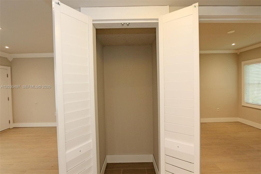 For Rent: $2,650 (2 beds, 1 baths, 700 Square Feet)