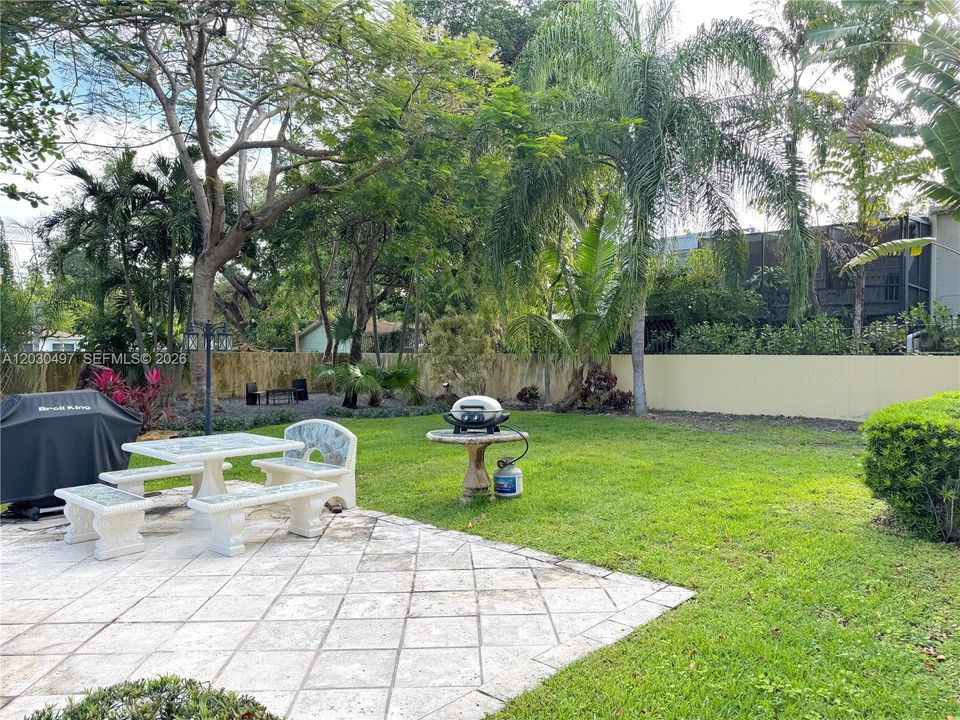 For Rent: $2,650 (2 beds, 1 baths, 700 Square Feet)