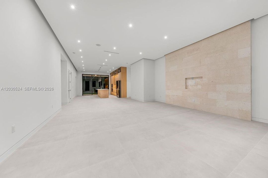 Activo con contrato: $2,100,000 (4 camas, 4 baños, 2450 Pies cuadrados)