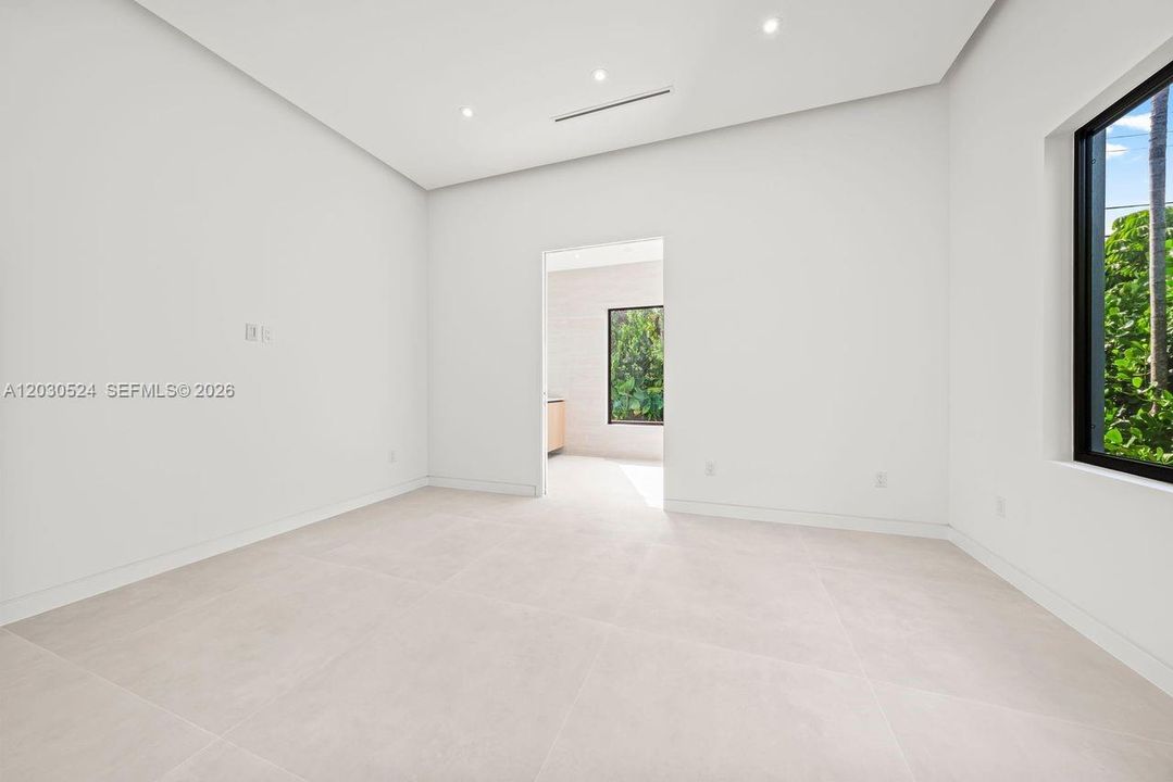 Activo con contrato: $2,100,000 (4 camas, 4 baños, 2450 Pies cuadrados)