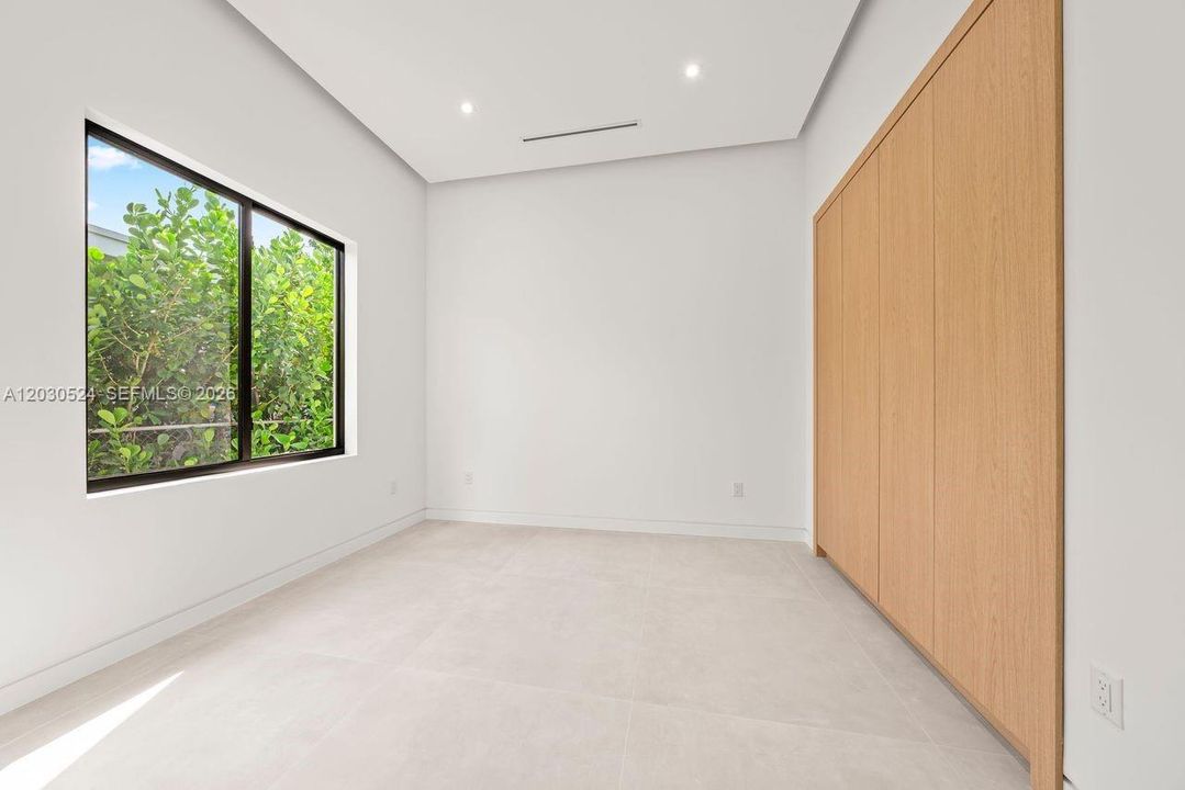Activo con contrato: $2,100,000 (4 camas, 4 baños, 2450 Pies cuadrados)