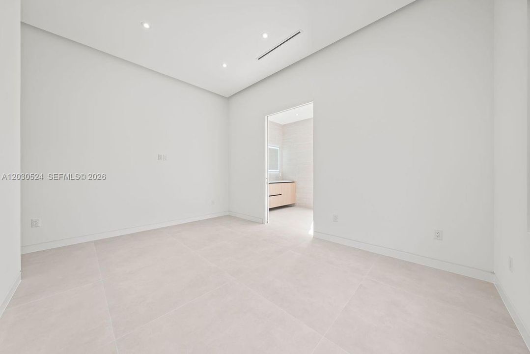 Activo con contrato: $2,100,000 (4 camas, 4 baños, 2450 Pies cuadrados)