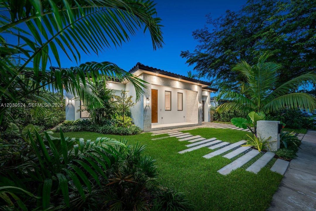 Activo con contrato: $2,100,000 (4 camas, 4 baños, 2450 Pies cuadrados)