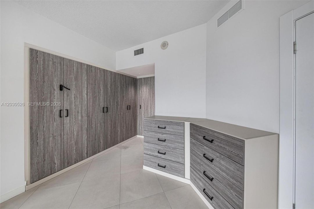 For Sale: $1,395,000 (3 beds, 3 baths, 2415 Square Feet)
