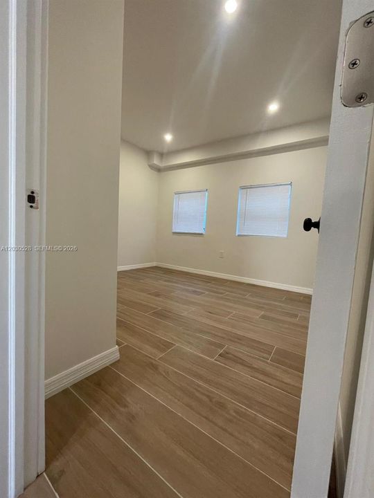 For Rent: $1,700 (1 beds, 1 baths, 1865 Square Feet)