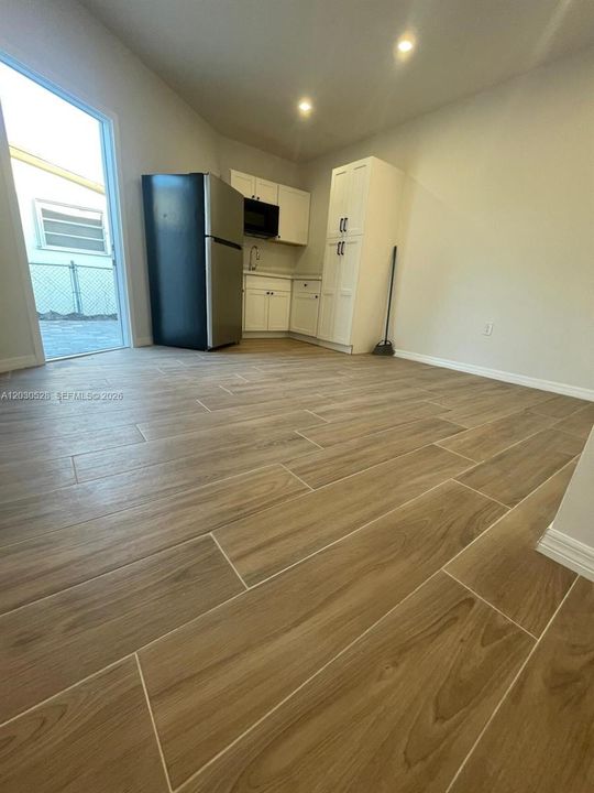 For Rent: $1,700 (1 beds, 1 baths, 1865 Square Feet)