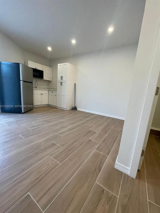 For Rent: $1,700 (1 beds, 1 baths, 1865 Square Feet)