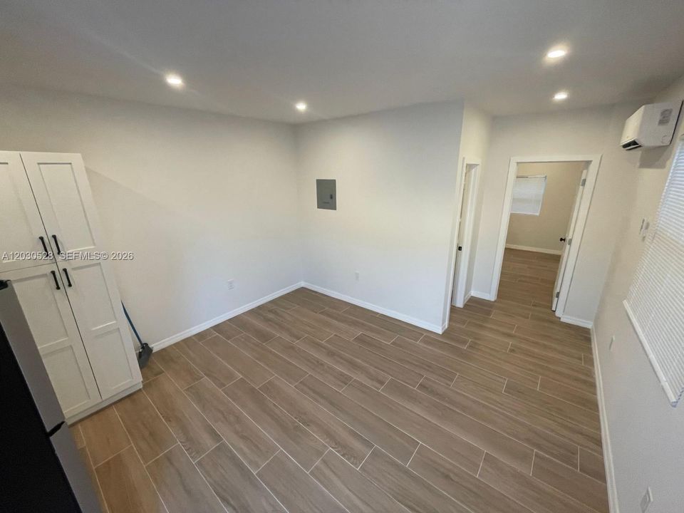 For Rent: $1,700 (1 beds, 1 baths, 1865 Square Feet)