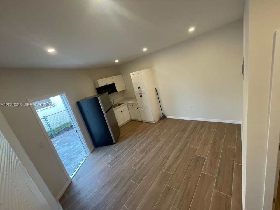For Rent: $1,700 (1 beds, 1 baths, 1865 Square Feet)