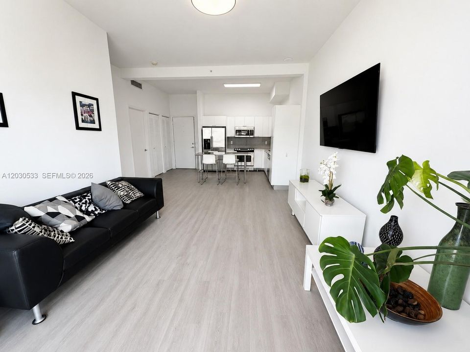 For Sale: $319,000 (1 beds, 1 baths, 685 Square Feet)