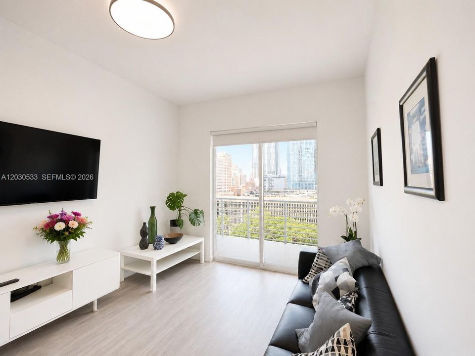 For Sale: $319,000 (1 beds, 1 baths, 685 Square Feet)