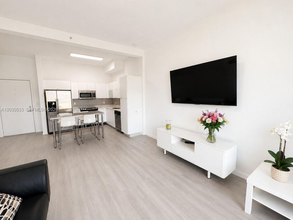 For Sale: $319,000 (1 beds, 1 baths, 685 Square Feet)