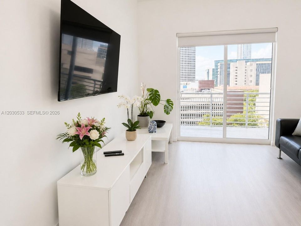 For Sale: $319,000 (1 beds, 1 baths, 685 Square Feet)