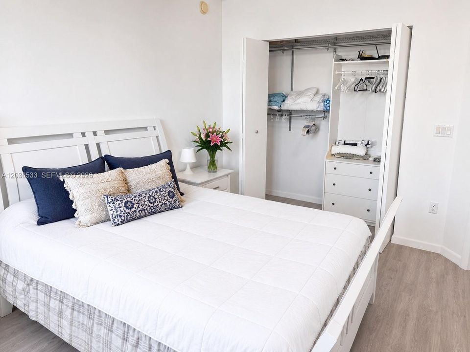 For Sale: $319,000 (1 beds, 1 baths, 685 Square Feet)