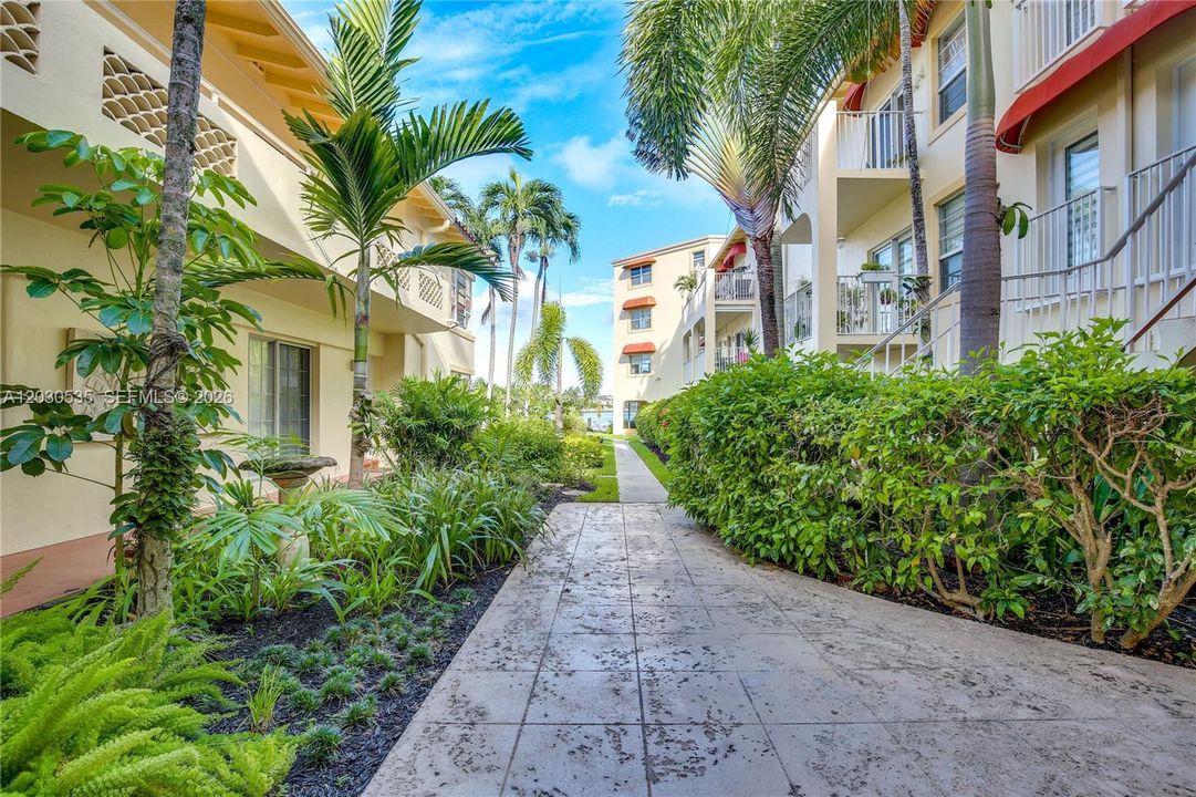 For Sale: $575,000 (1 beds, 1 baths, 685 Square Feet)