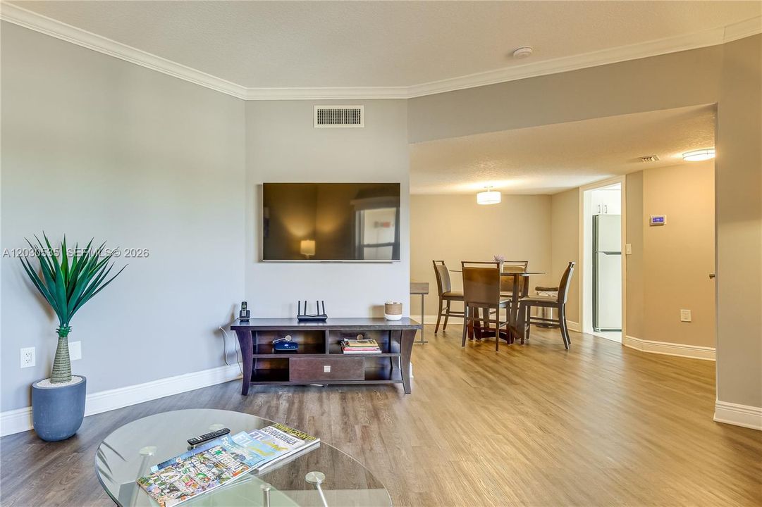 For Sale: $575,000 (1 beds, 1 baths, 685 Square Feet)