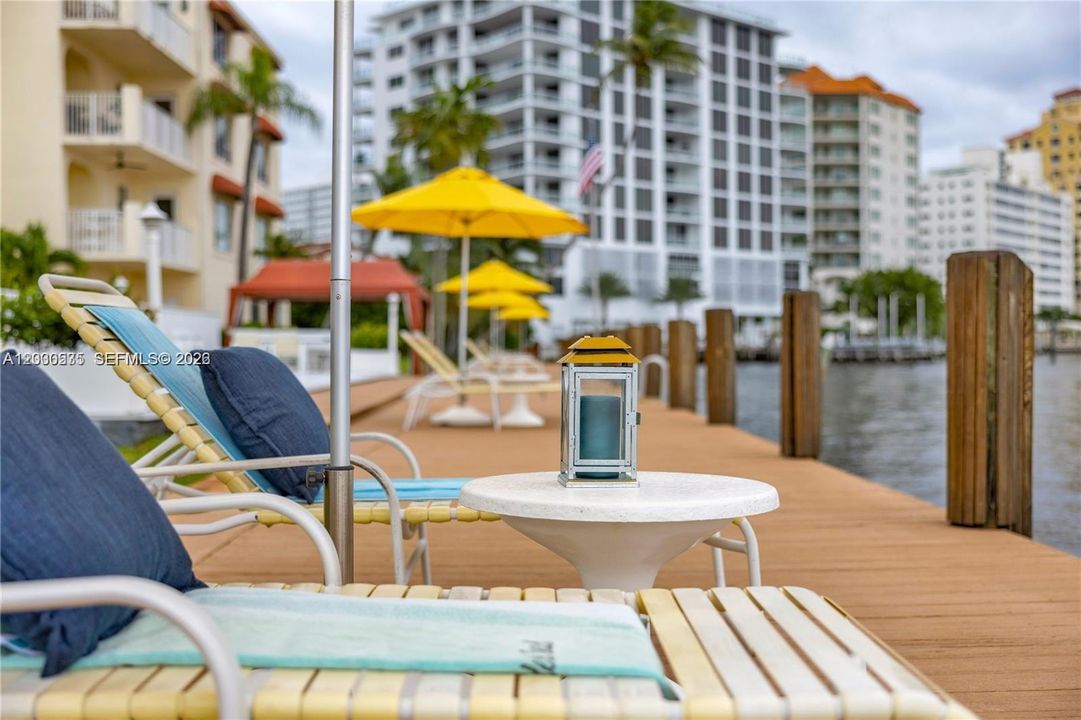 For Sale: $575,000 (1 beds, 1 baths, 685 Square Feet)