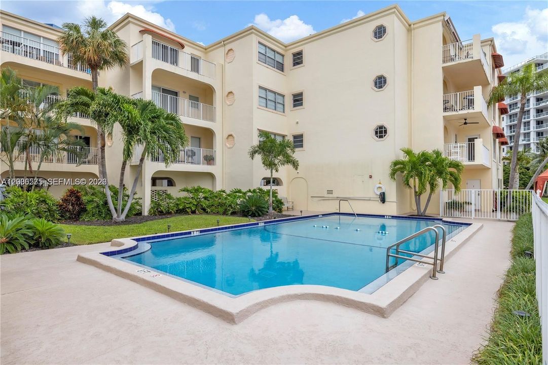 For Sale: $575,000 (1 beds, 1 baths, 685 Square Feet)