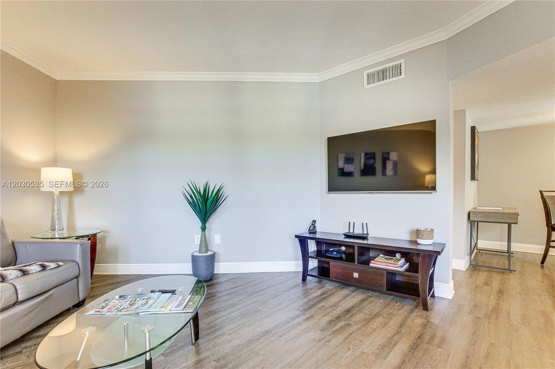 For Sale: $575,000 (1 beds, 1 baths, 685 Square Feet)