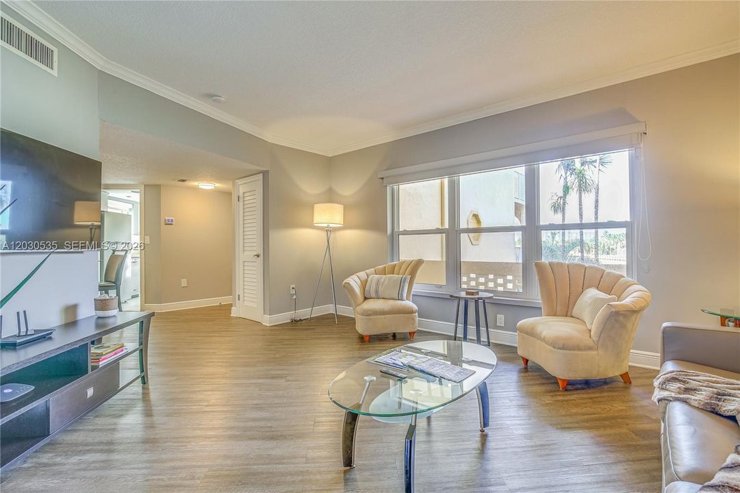 For Sale: $575,000 (1 beds, 1 baths, 685 Square Feet)